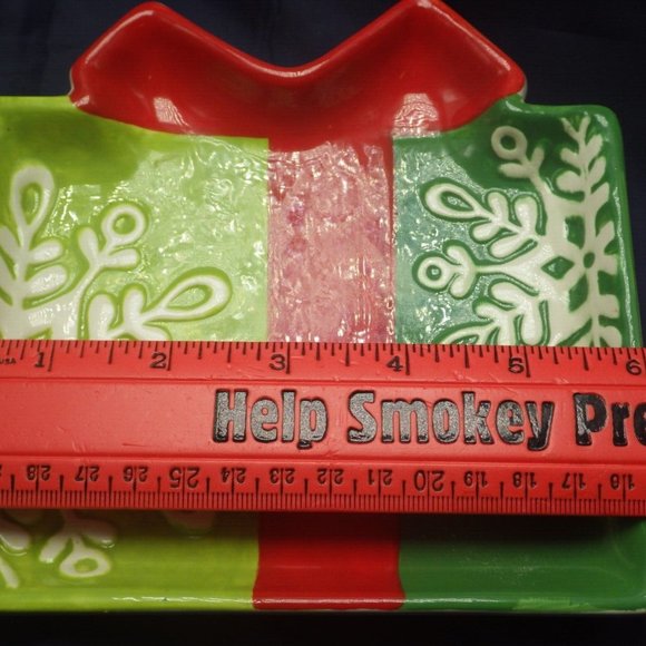 Christmas Gift Package Box Plate Candy Dish Holiday Red Green Snowflake 6 Inch - Picture 4 of 5